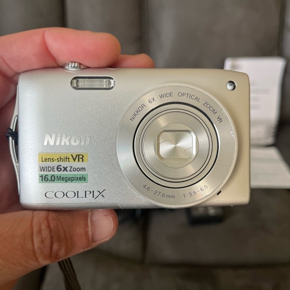 Nikon COOLPIX S3300 Silver Camera Bundle - Picture 14 of 16